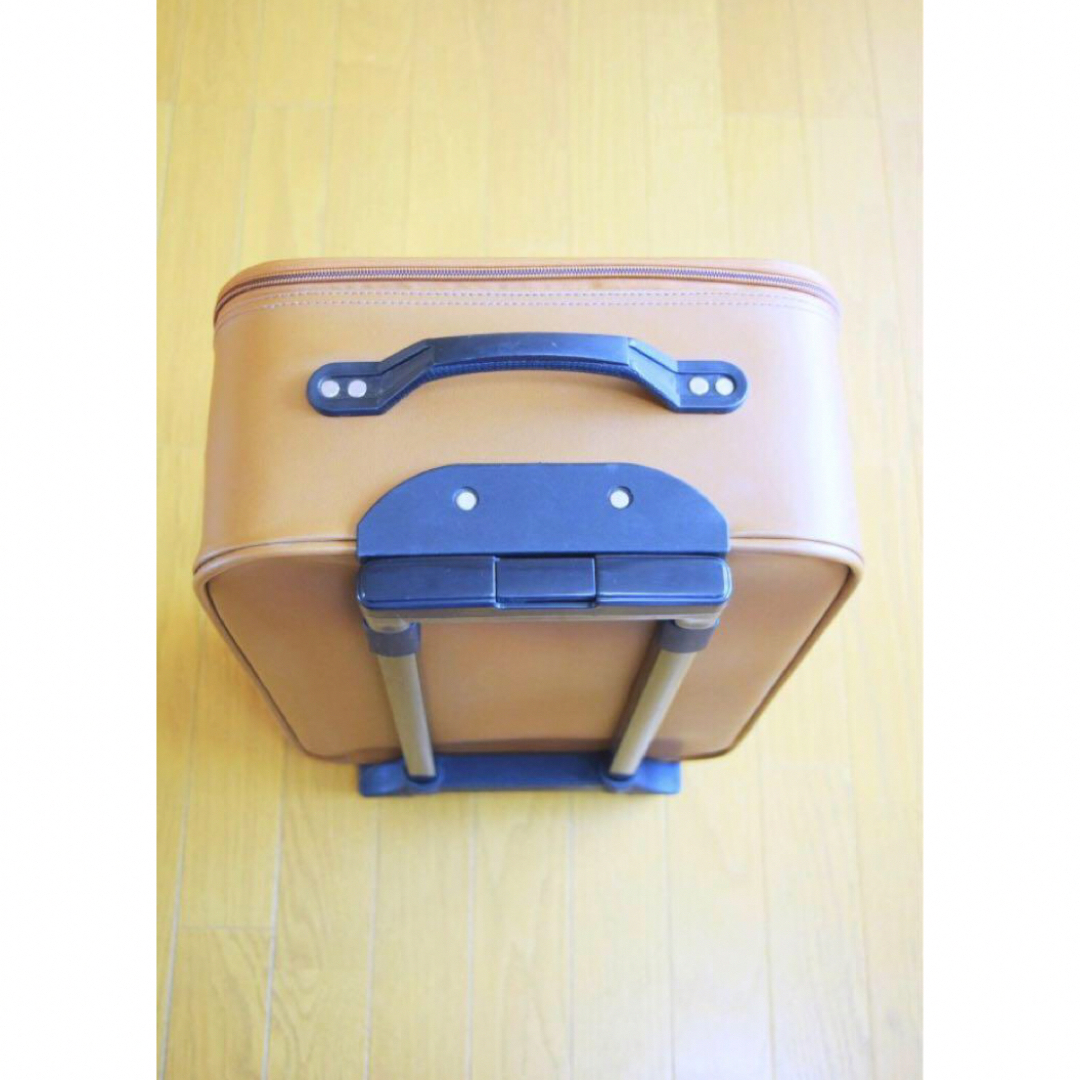 キャリーケース　機内持ち込みサイズ　キャメル レディースのバッグ(スーツケース/キャリーバッグ)の商品写真