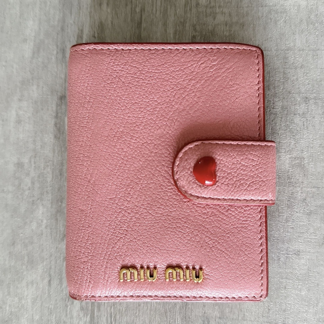 ミュウミュウ　miumiu 2つ折りミニウォレット　折り財布 | フリマアプリ ラクマ