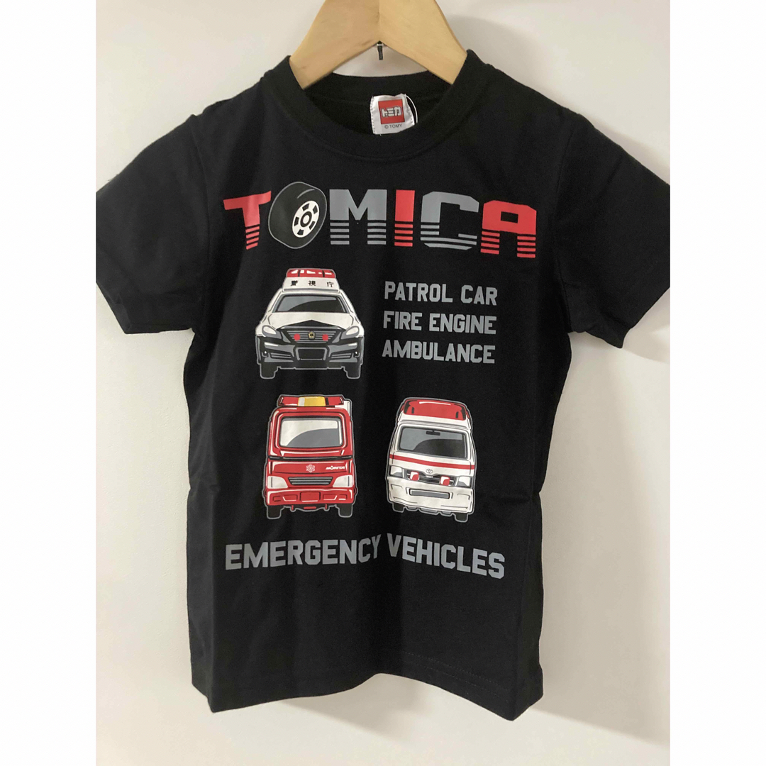 Takara Tomy(タカラトミー)のトミカ Tシャツ 半袖 黒赤 パトカー救急車消防車 はたらく車 120 男の子 キッズ/ベビー/マタニティのキッズ服男の子用(90cm~)(Tシャツ/カットソー)の商品写真