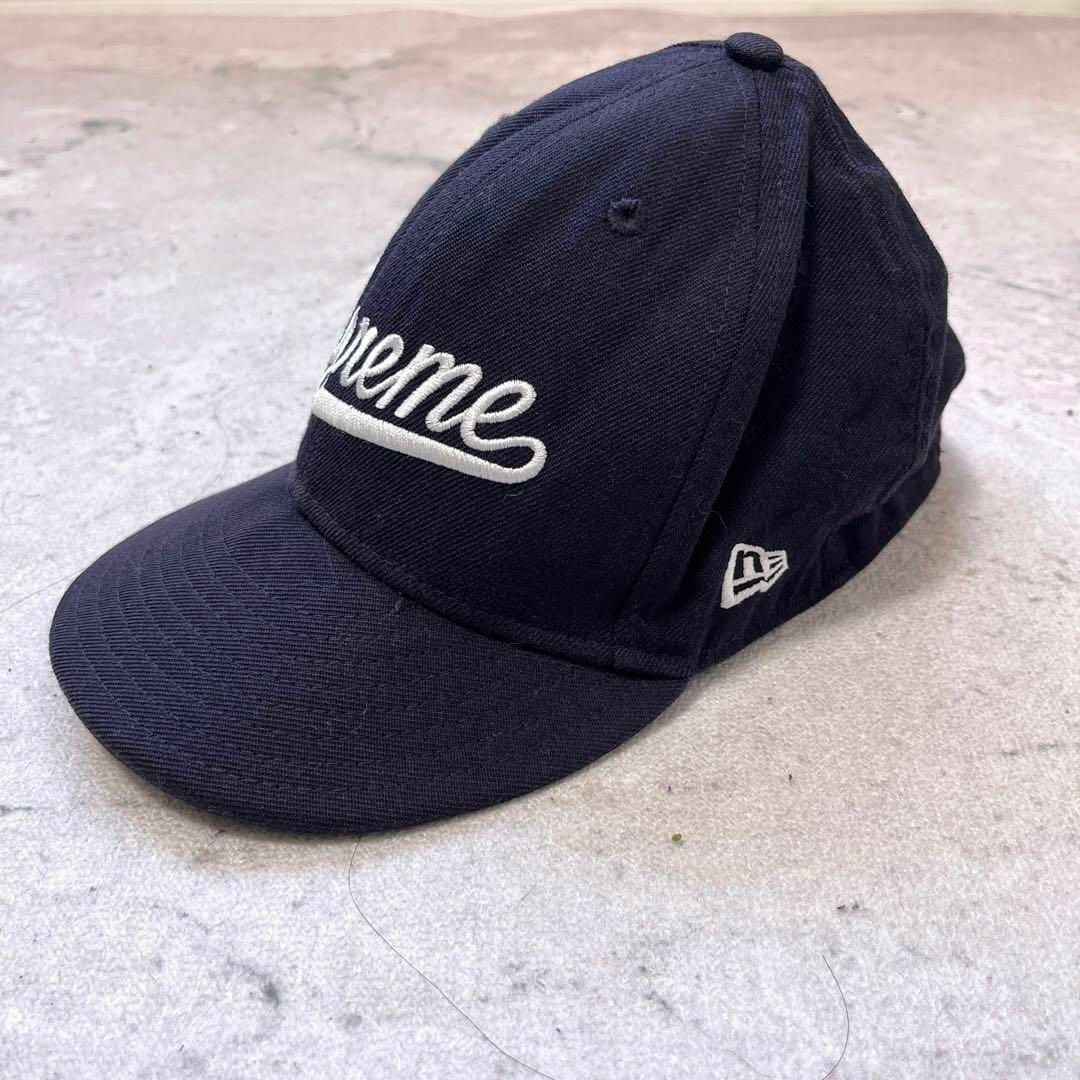 Supreme(シュプリーム)の【シュプリーム×New Era】ウール 刺繍ロゴ ベースボールキャップ ネイビー メンズの帽子(キャップ)の商品写真