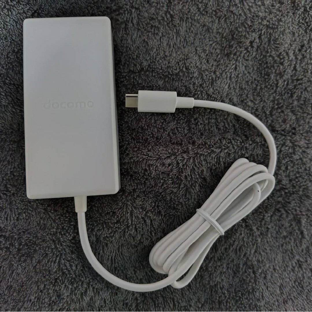 ドコモ純正充電器 ACアダプタ 08(type-C) 1個 スマホ/家電/カメラのスマートフォン/携帯電話(バッテリー/充電器)の商品写真