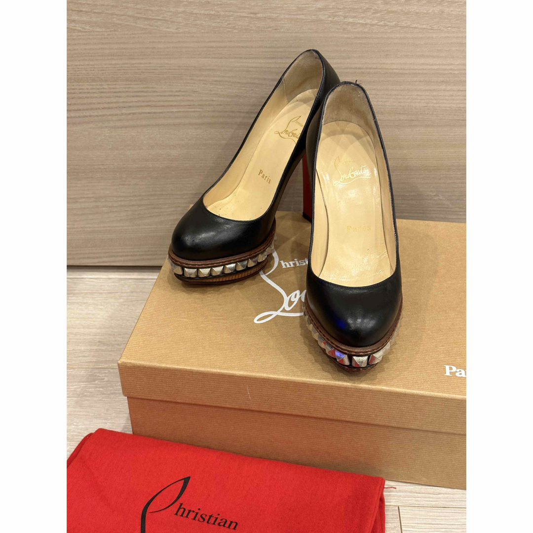 Christian Louboutin(クリスチャンルブタン)のChristian Louboutin サイドスタッズパンプス レディースの靴/シューズ(ハイヒール/パンプス)の商品写真