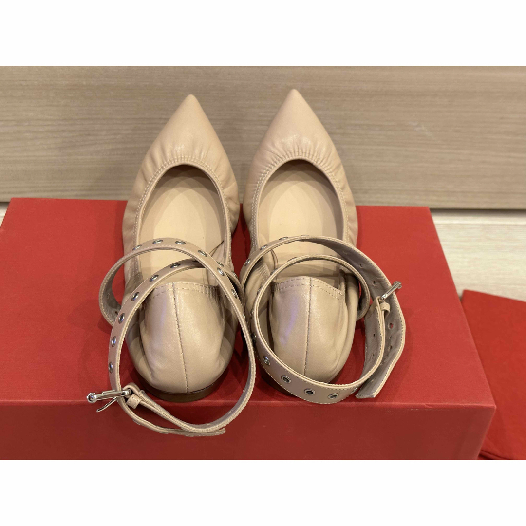 VALENTINO(ヴァレンティノ)の新品未使用　VALENTINO フラットシューズ レディースの靴/シューズ(バレエシューズ)の商品写真
