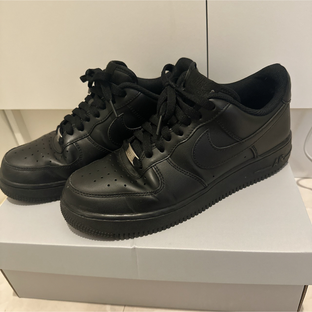 NIKE(ナイキ)のNIKE AIR FORCE 1 ナイキ エアフォースワン ブラック 26センチ メンズの靴/シューズ(スニーカー)の商品写真