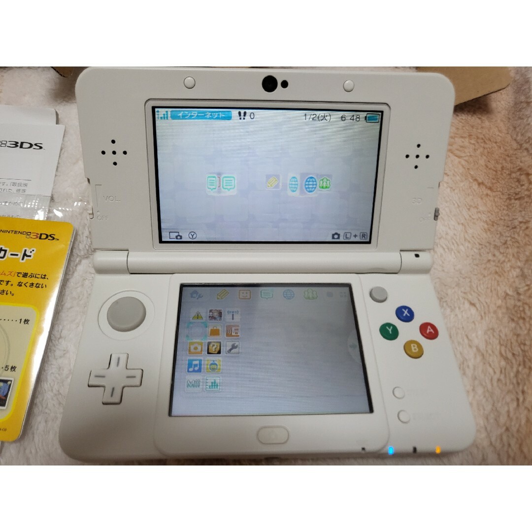 ニンテンドー3DS(ニンテンドー3DS)の美品良品！　New3ds ホワイト　きせかえプレート２枚　充電器　セット エンタメ/ホビーのゲームソフト/ゲーム機本体(携帯用ゲーム機本体)の商品写真