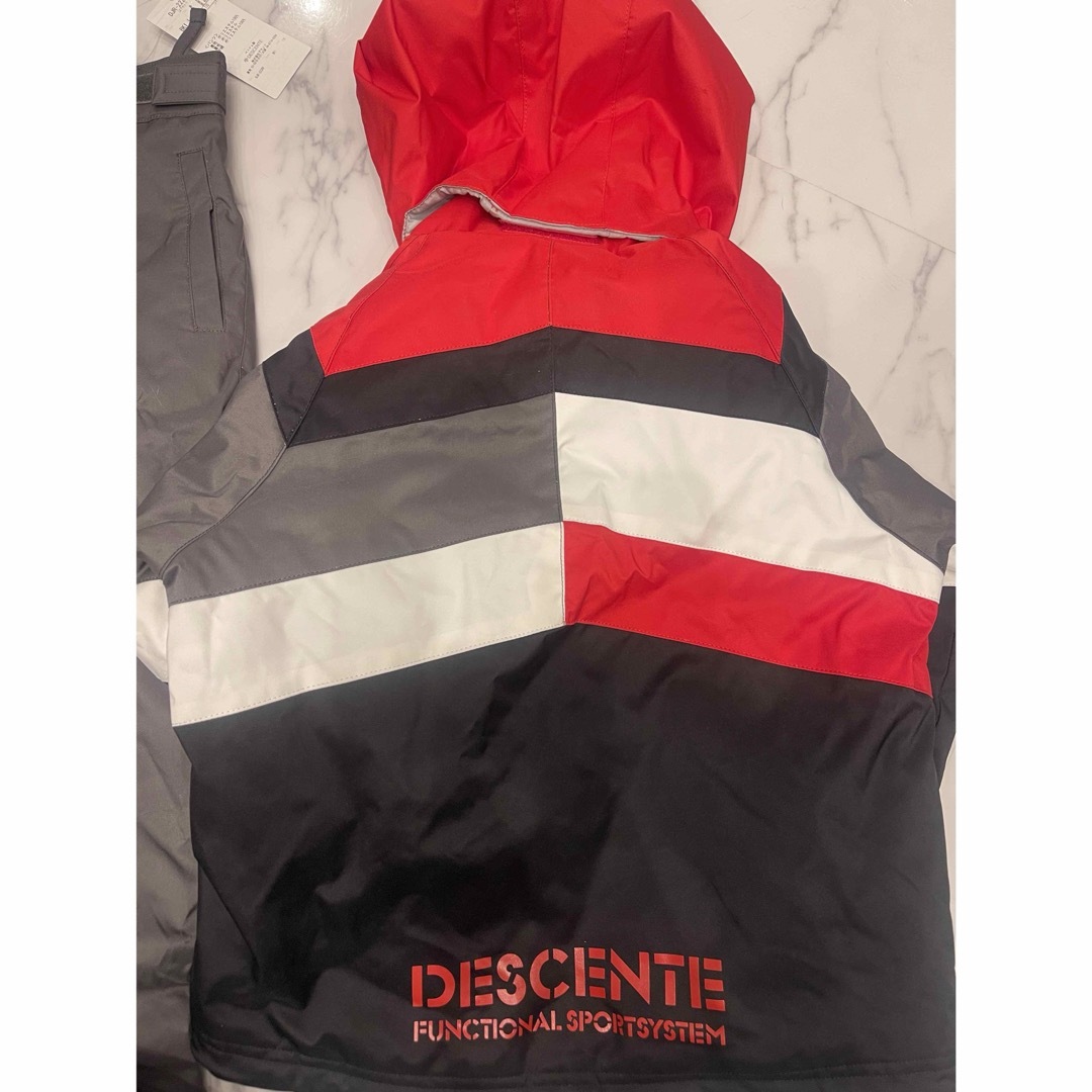 DESCENTE(デサント)の新品 DESCENTE デサント スノーウェア 110 スポーツ/アウトドアのスキー(ウエア)の商品写真