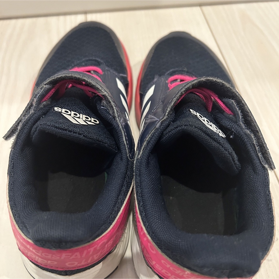 adidas(アディダス)のadidas キッズ レディース シューズ キッズ/ベビー/マタニティのキッズ靴/シューズ(15cm~)(スニーカー)の商品写真