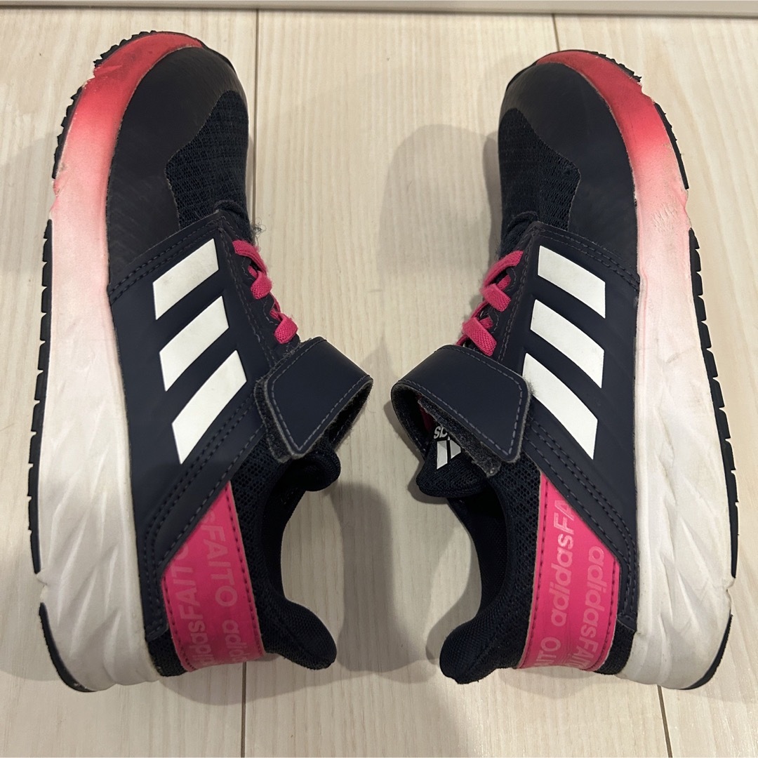 adidas(アディダス)のadidas キッズ レディース シューズ キッズ/ベビー/マタニティのキッズ靴/シューズ(15cm~)(スニーカー)の商品写真