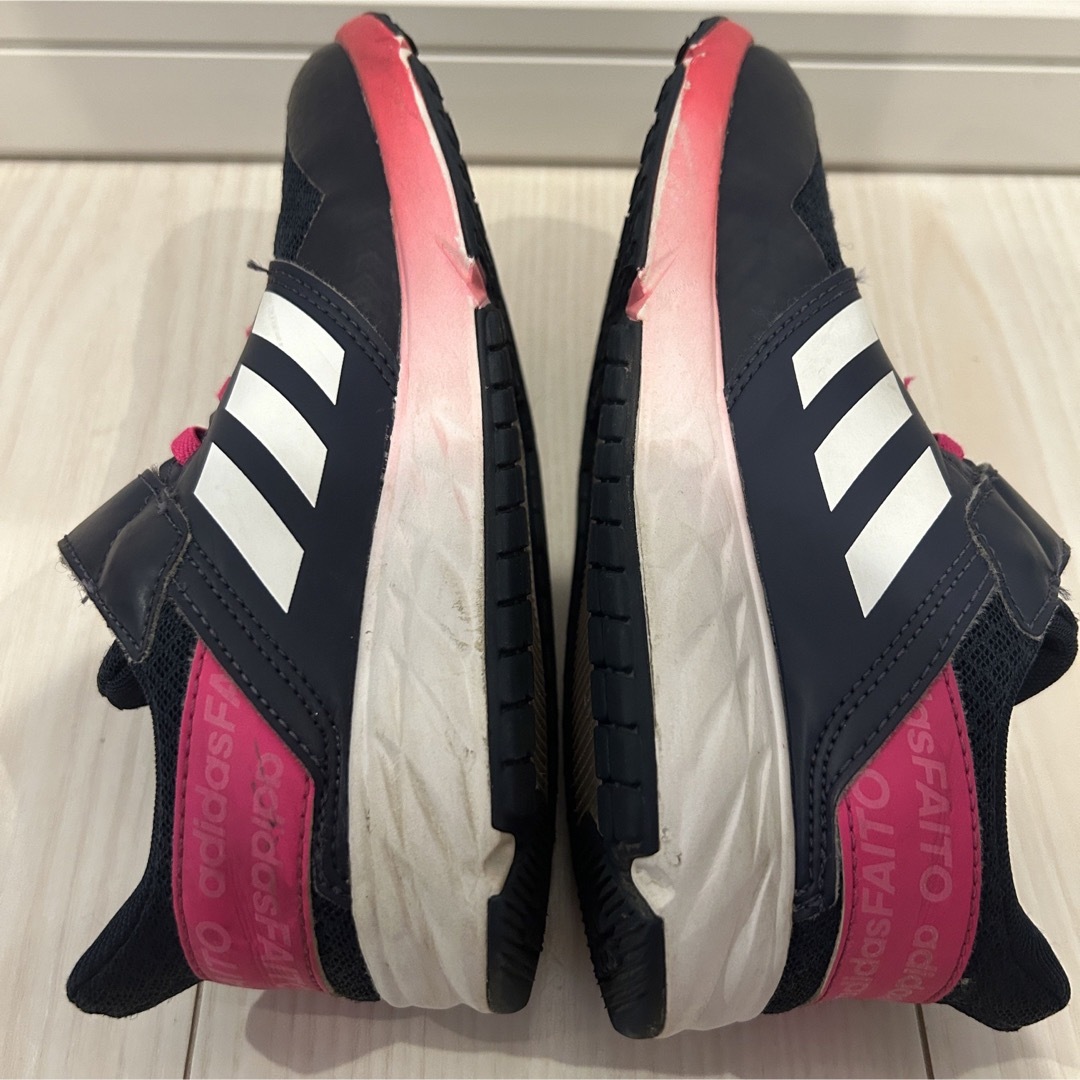 adidas(アディダス)のadidas キッズ レディース シューズ キッズ/ベビー/マタニティのキッズ靴/シューズ(15cm~)(スニーカー)の商品写真