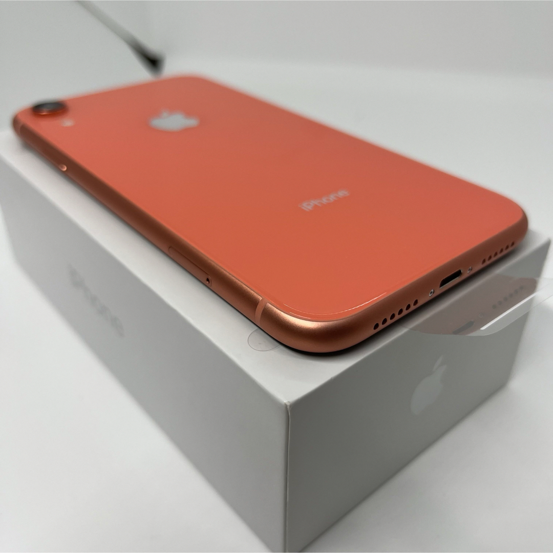 iPhone(アイフォーン)の新品　iPhone XR Coral 64 GB SIMフリー　本体 スマホ/家電/カメラのスマートフォン/携帯電話(スマートフォン本体)の商品写真