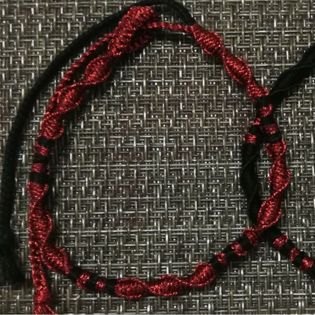 スポーティーアンクレットミサンガ(2本セット) ラメ赤×黒 足首用 ハンドメイドのアクセサリー(アンクレット)の商品写真