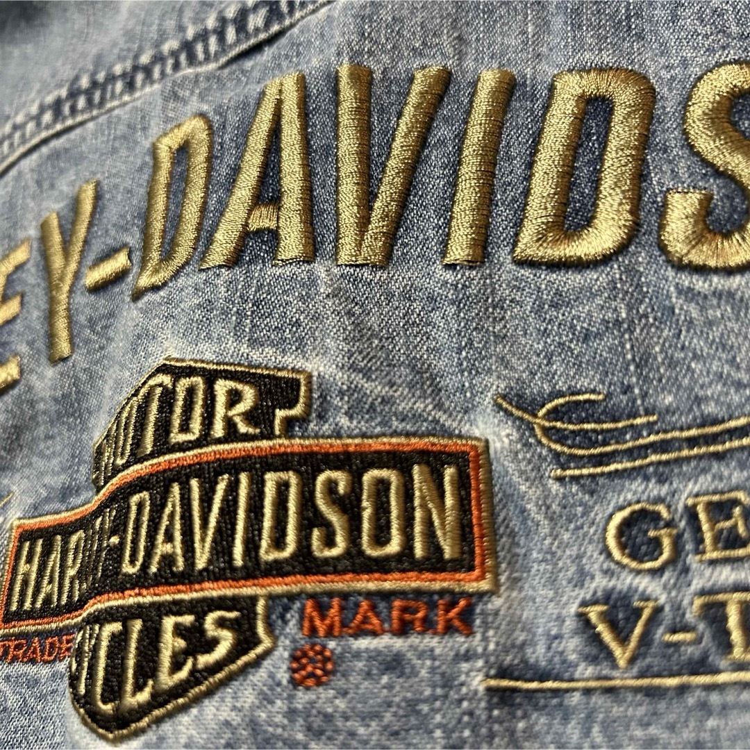 Harley Davidson(ハーレーダビッドソン)のダボッとXL！ハーレーダビッドソン 古着長袖デニムシャツ オール刺繍 メンズのトップス(シャツ)の商品写真