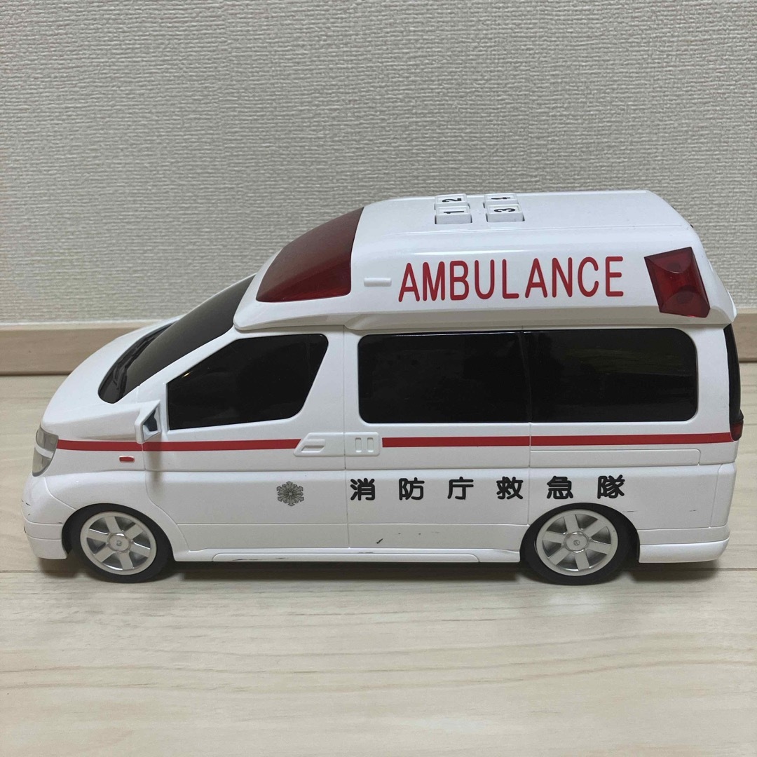 TOYCO(トイコー)の音が鳴る　消防車　救急車　ヘリコプター エンタメ/ホビーのおもちゃ/ぬいぐるみ(ミニカー)の商品写真