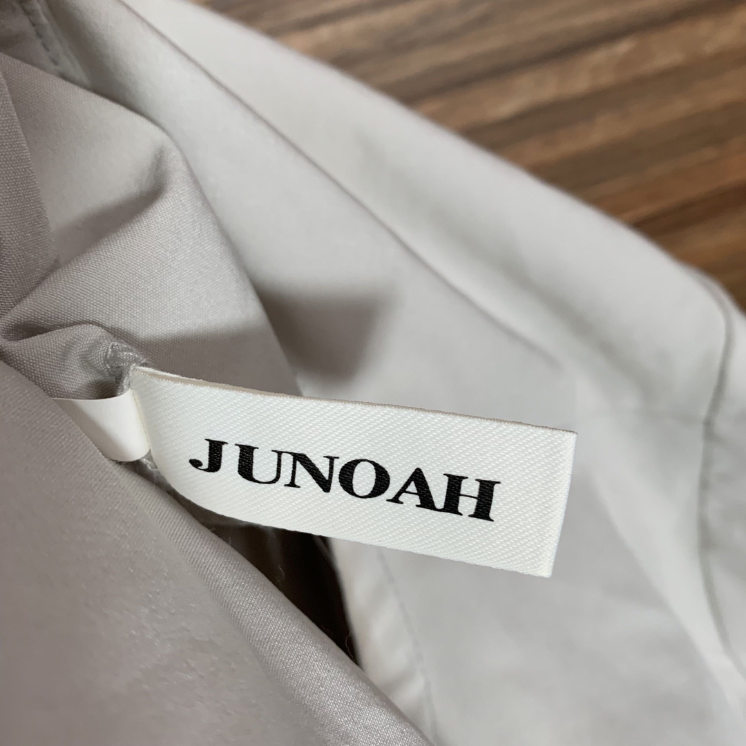 JUNOAH(ジュノア)の訳あり JUNOAH ジュノア シャツ ブラウス Lサイズ 灰色 グレー 半袖 レディースのトップス(シャツ/ブラウス(半袖/袖なし))の商品写真