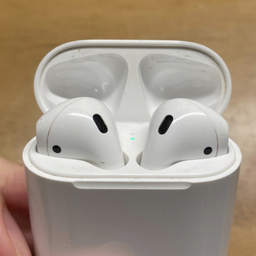 Apple(アップル)のAirPods 第2世代 Apple 中古品 スマホ/家電/カメラのオーディオ機器(ヘッドフォン/イヤフォン)の商品写真