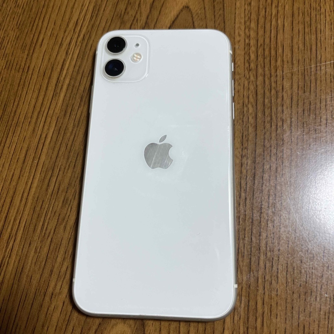 iPhone(アイフォーン)のアップル iPhone11 64GB ホワイト au スマホ/家電/カメラのスマートフォン/携帯電話(スマートフォン本体)の商品写真