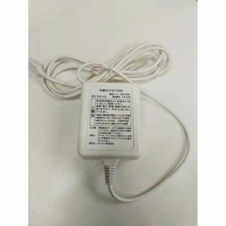 美品　国内/海外共通　AU充電器　AC　アダプタ05（0501PWA）(バッテリー/充電器)