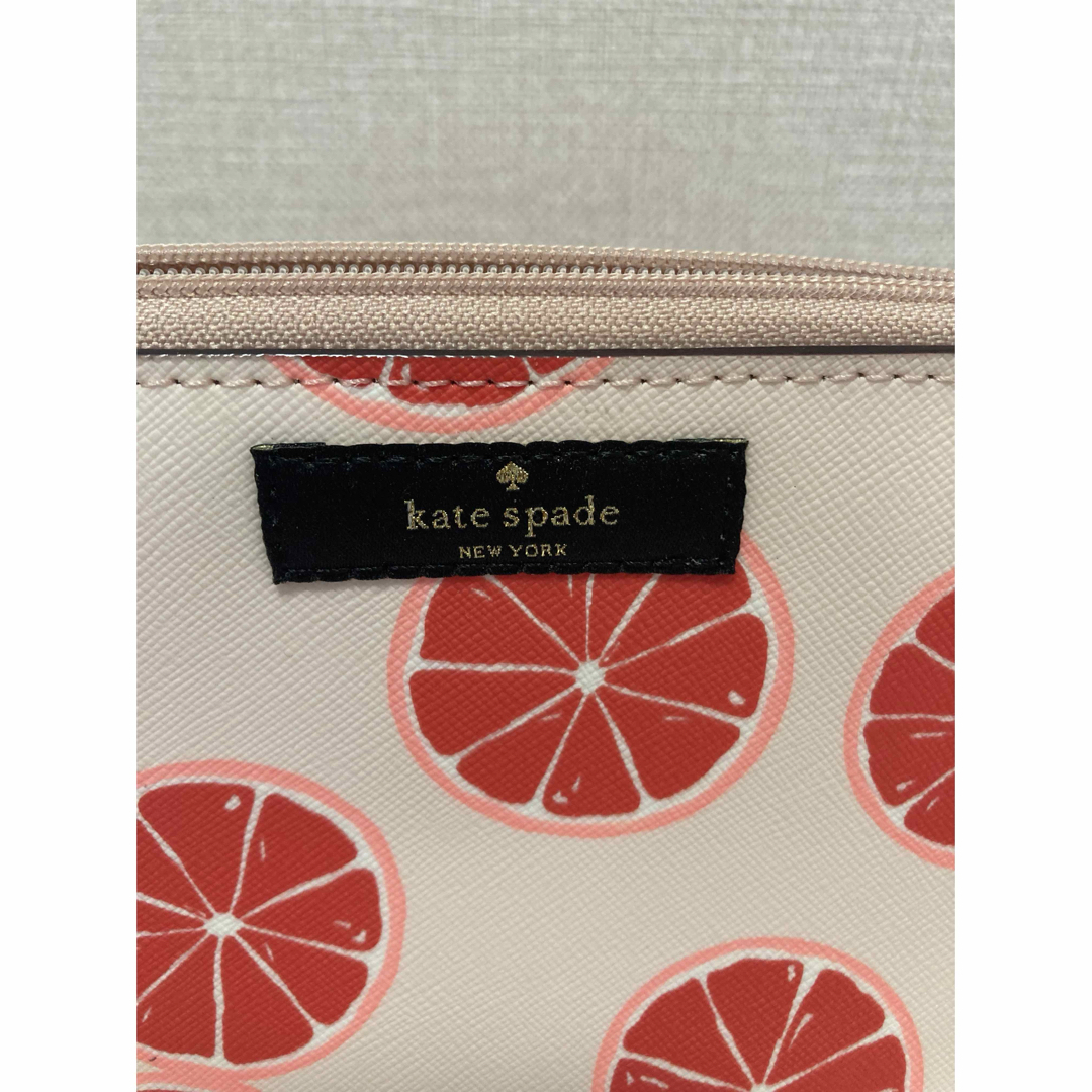 kate spade new york(ケイトスペードニューヨーク)の新品　少し汚れがある為お安くしました　ポーチ　ケイトスペード  グレープフルーツ レディースのファッション小物(ポーチ)の商品写真