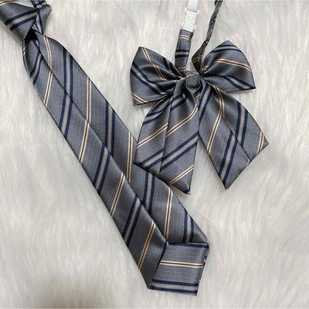 【新品】灰色　ストライプ　 ネクタイとスクールリボン2点セット レディースのファッション小物(ネクタイ)の商品写真