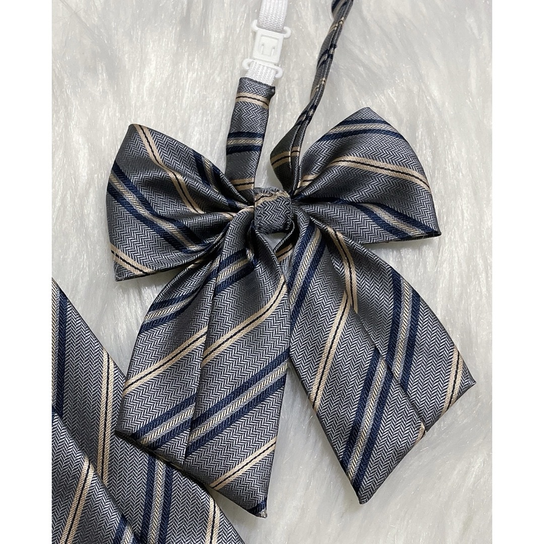 【新品】灰色　ストライプ　 ネクタイとスクールリボン2点セット レディースのファッション小物(ネクタイ)の商品写真