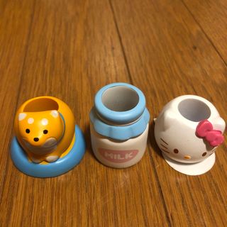 サンリオ(サンリオ)の新品　歯ブラシ立て　キティー　犬　ミルク(歯ブラシ/歯みがき用品)