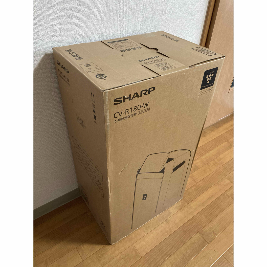 SHARP(シャープ)の【新品(未開封)】SHARPコンプレッサー式 衣類乾燥除湿機　CV-R180-W スマホ/家電/カメラの生活家電(衣類乾燥機)の商品写真