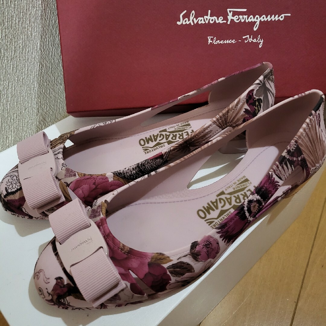 Salvatore Ferragamo(サルヴァトーレフェラガモ)の【美品】フェラガモ　ヴァラ　ラバーパンプス レディースの靴/シューズ(ハイヒール/パンプス)の商品写真