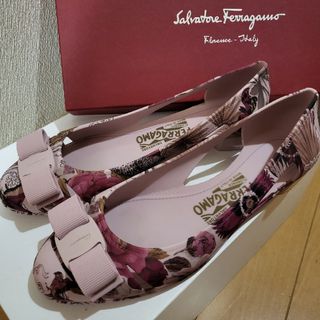 サルヴァトーレフェラガモ(Salvatore Ferragamo)の【美品】フェラガモ　ヴァラ　ラバーパンプス(ハイヒール/パンプス)