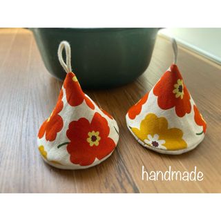 再販♪☆ハンドメイド☆三角鍋つかみ☆北欧風花柄オレンジ(キッチン小物)