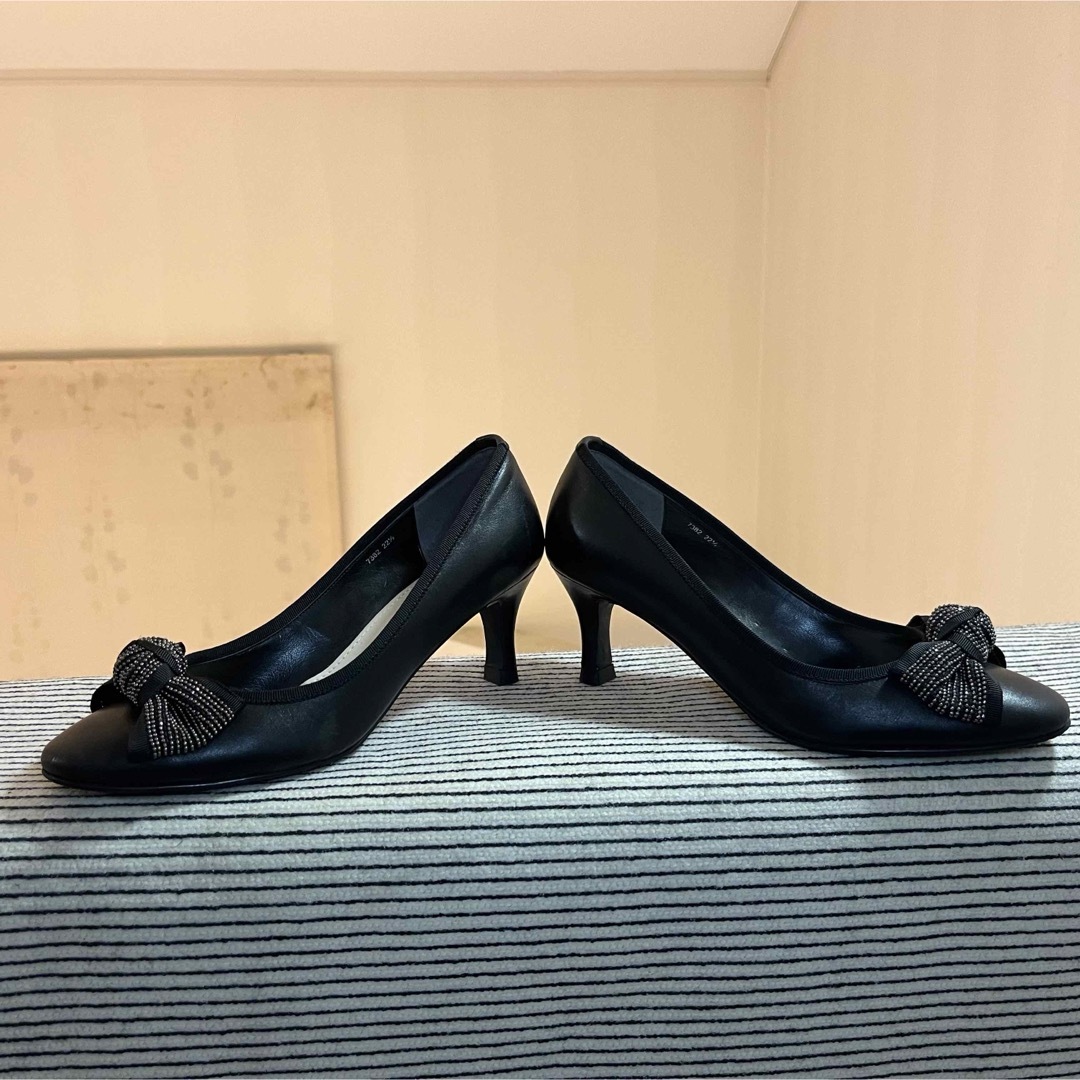 美品　unity リボン　レザーパンプス　22.5cm レディースの靴/シューズ(ハイヒール/パンプス)の商品写真
