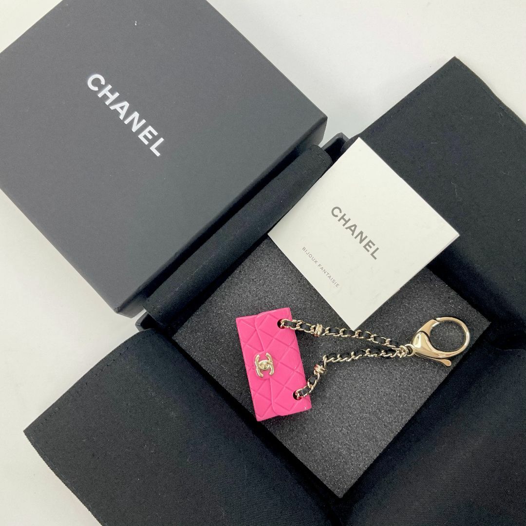 CHANEL(シャネル)の8175 シャネル ココマーク マトラッセ バッグチャーム ピンク レディースのアクセサリー(チャーム)の商品写真