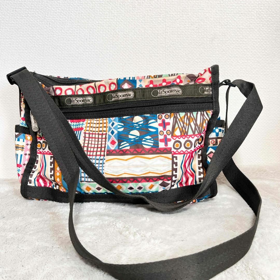 LeSportsac(レスポートサック)の美品✨LeSportsacレスポートサックショルダーバッグハンドバッグ赤青黒総柄 レディースのバッグ(ショルダーバッグ)の商品写真