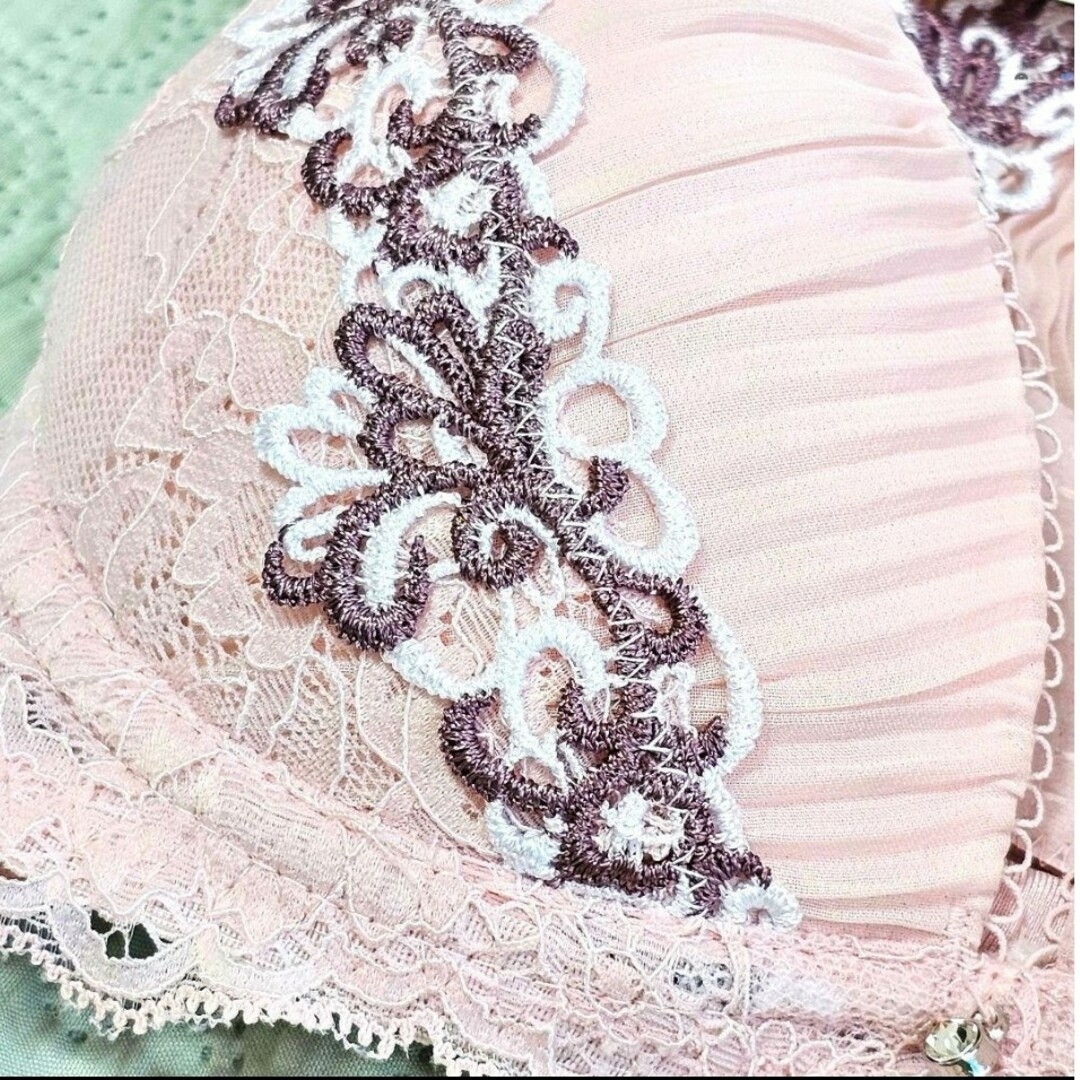 B70　ブラ&ショーツ　ブラジャー　ショーツ　ブラショー　ピンク　脇高ブラ　刺繍 レディースの下着/アンダーウェア(ブラ&ショーツセット)の商品写真