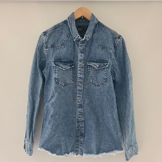 ザラ(ZARA)の【美品】ZARA サイズS デニムシャツ(シャツ)