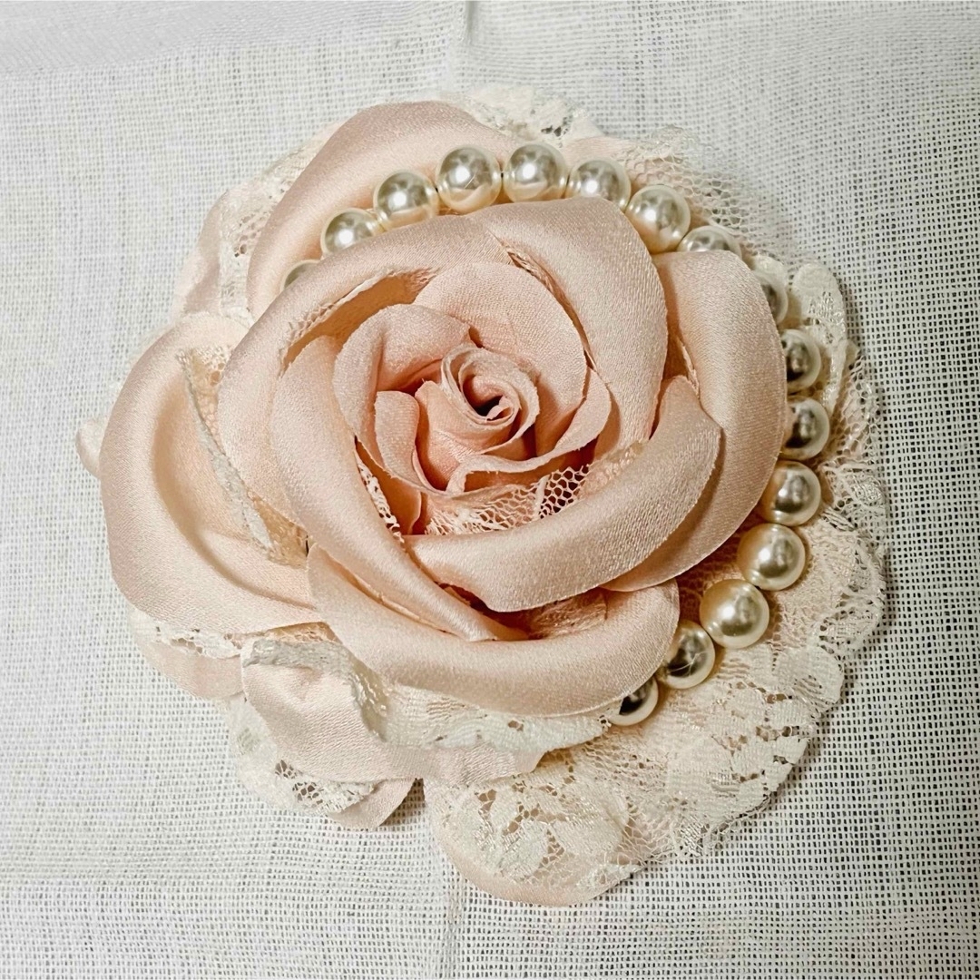 薔薇のコサージュ 淡いピンク パール レース バラ 花の通販 by しまー
