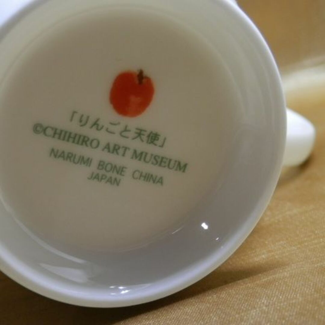NARUMI(ナルミ)のマグカップ　りんごと天使　ちひろ美術館　8.5x9cm インテリア/住まい/日用品のキッチン/食器(グラス/カップ)の商品写真