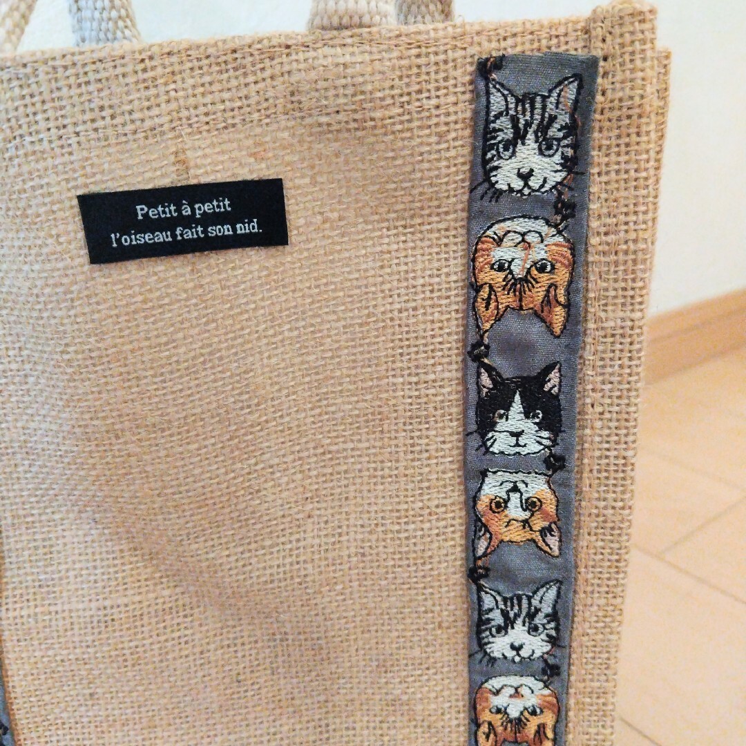 MUJI (無印良品)(ムジルシリョウヒン)のハンドメイド　ジュートバッグ　インド刺繍リボン　ネコ柄 ハンドメイドのファッション小物(バッグ)の商品写真