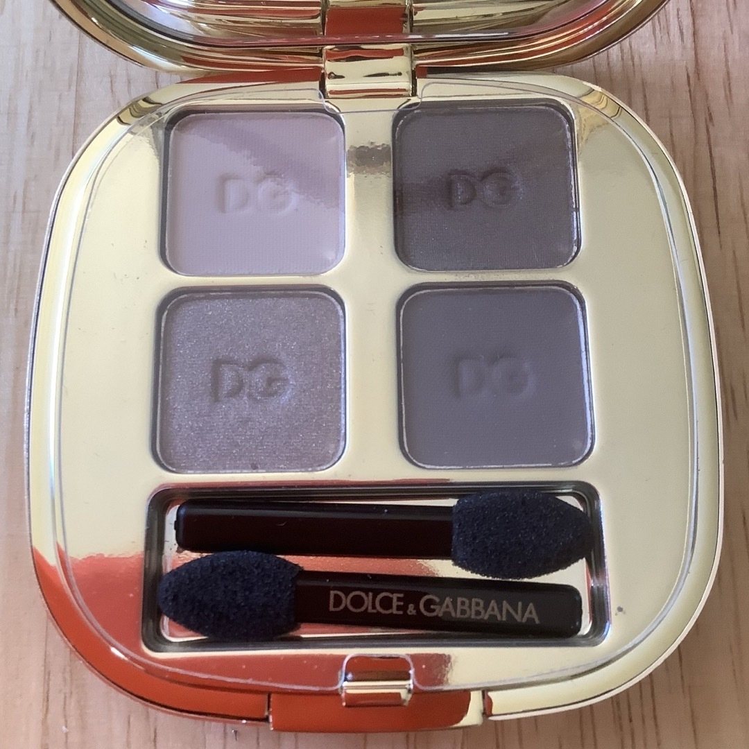 DOLCE & GABBANA BEAUTY(ドルチェアンドガッバーナビューティ)のD&Gフェリンアイズ インテンスアイシャドウ クアッド スモーキートープ コスメ/美容のベースメイク/化粧品(アイシャドウ)の商品写真