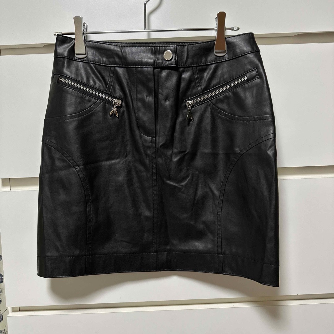 PATRIZIA PEPE(パトリツィアペペ)のPATRIZIA PEPE  パトリツィアぺぺ ミニスカート　ブラック　レザー風 レディースのスカート(ミニスカート)の商品写真