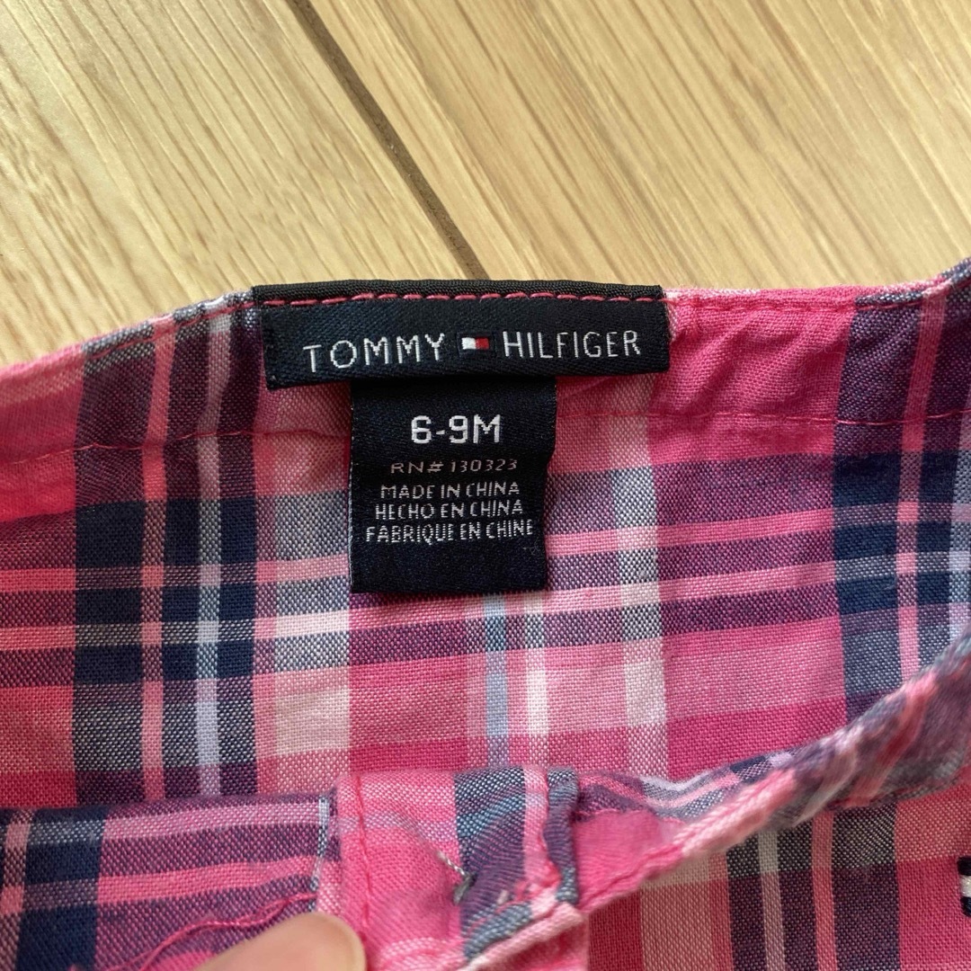 TOMMY HILFIGER(トミーヒルフィガー)のトミーヒルフィガー　チェック　ワンピース　フリル　70 キッズ/ベビー/マタニティのベビー服(~85cm)(ワンピース)の商品写真