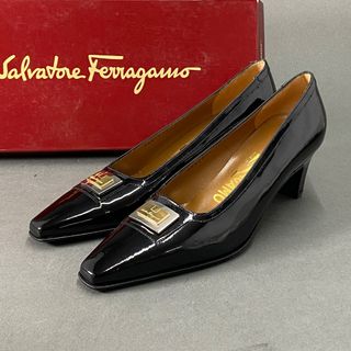 サルヴァトーレフェラガモ(Salvatore Ferragamo)のL21 Salvatore Ferragamo サルヴァトーレ フェラガモ PALLADIA ロゴプレート パンプス 6 ブラック パテントレザー シューズ 箱有り(ハイヒール/パンプス)