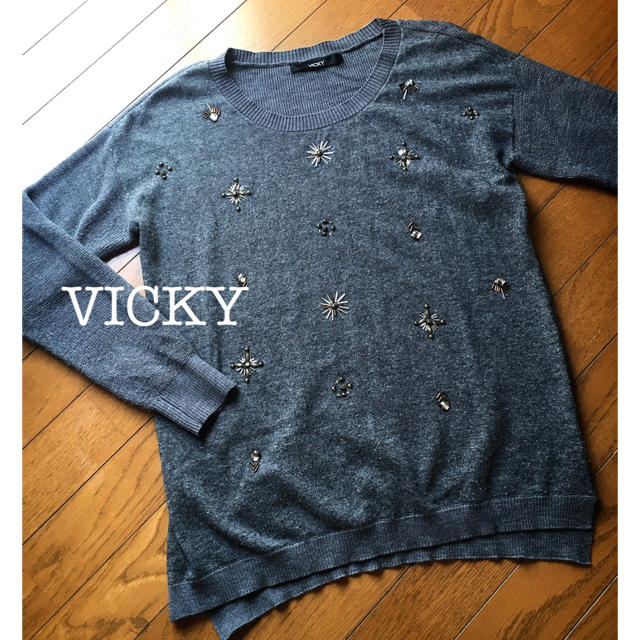 VICKY(ビッキー)のVICKYビジュー付トップス レディースのトップス(ニット/セーター)の商品写真