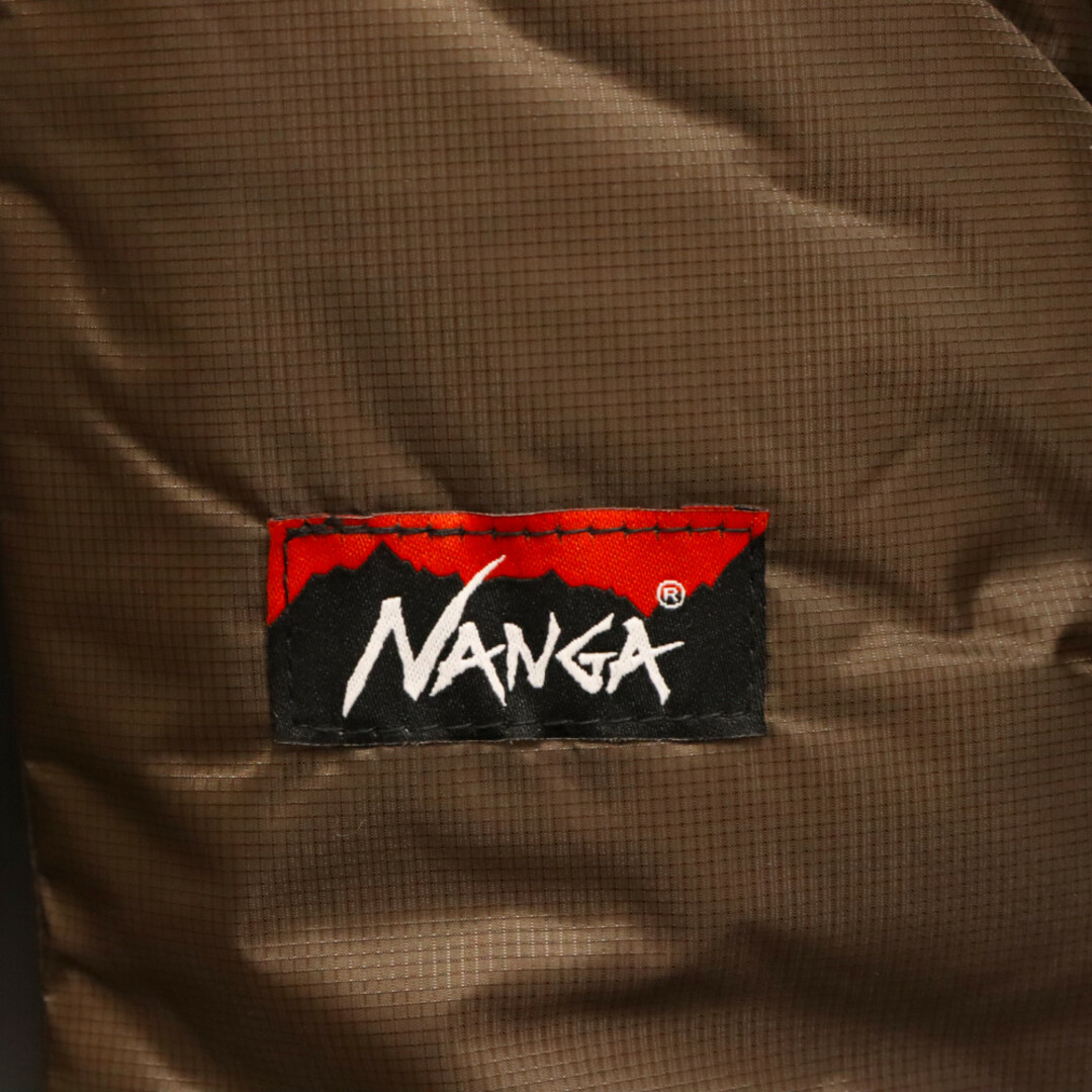 NANGA(ナンガ)のNANGA ナンガ AURORA LIGHT STAND COLLAR DOWN JK MIKAMI オーロラライトスタンドカラーダウンジャケットミカミ ブラウン N1smBWH5 メンズのジャケット/アウター(ダウンジャケット)の商品写真