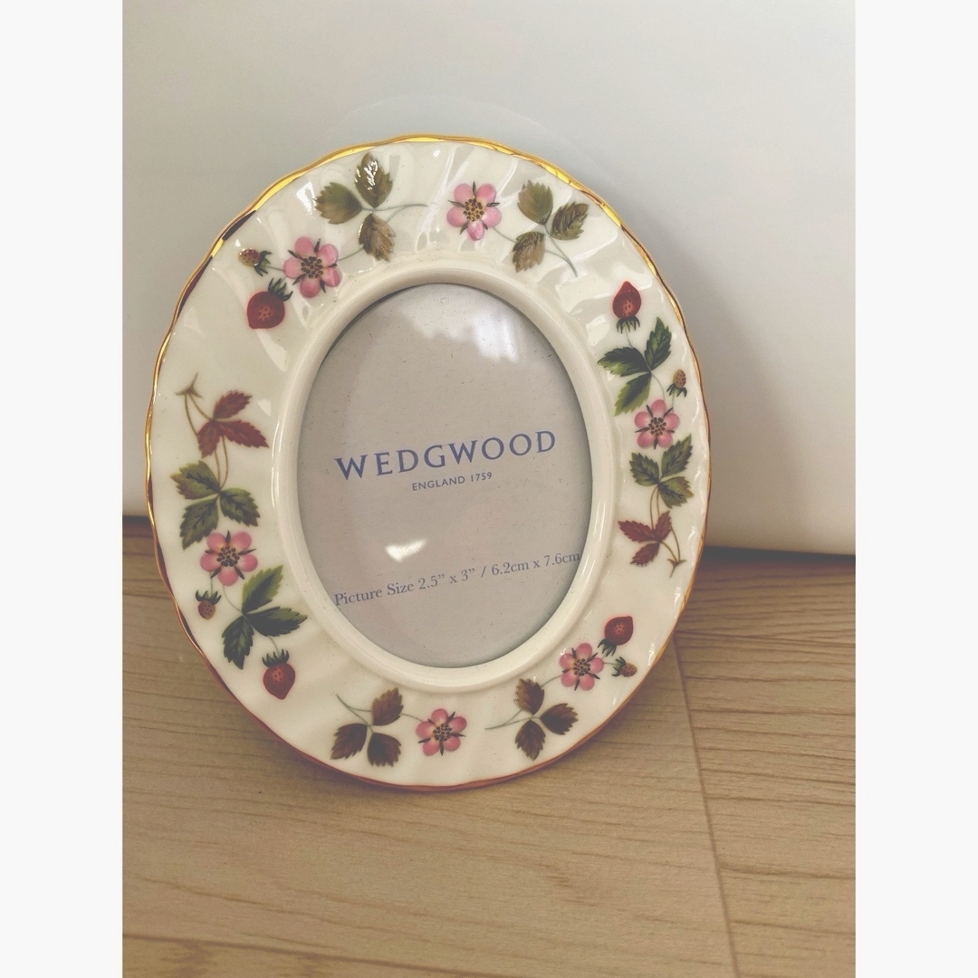 WEDGWOOD(ウェッジウッド)のWEDGWOOD ワイルドストロベリー★フォトフレーム☆写真立て インテリア/住まい/日用品のインテリア小物(フォトフレーム)の商品写真