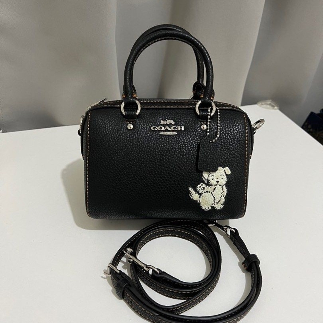 COACH(コーチ)の新品・ コーチ ミニ ローワン レザー クロスボディ ハッピー犬プリント レディースのバッグ(その他)の商品写真