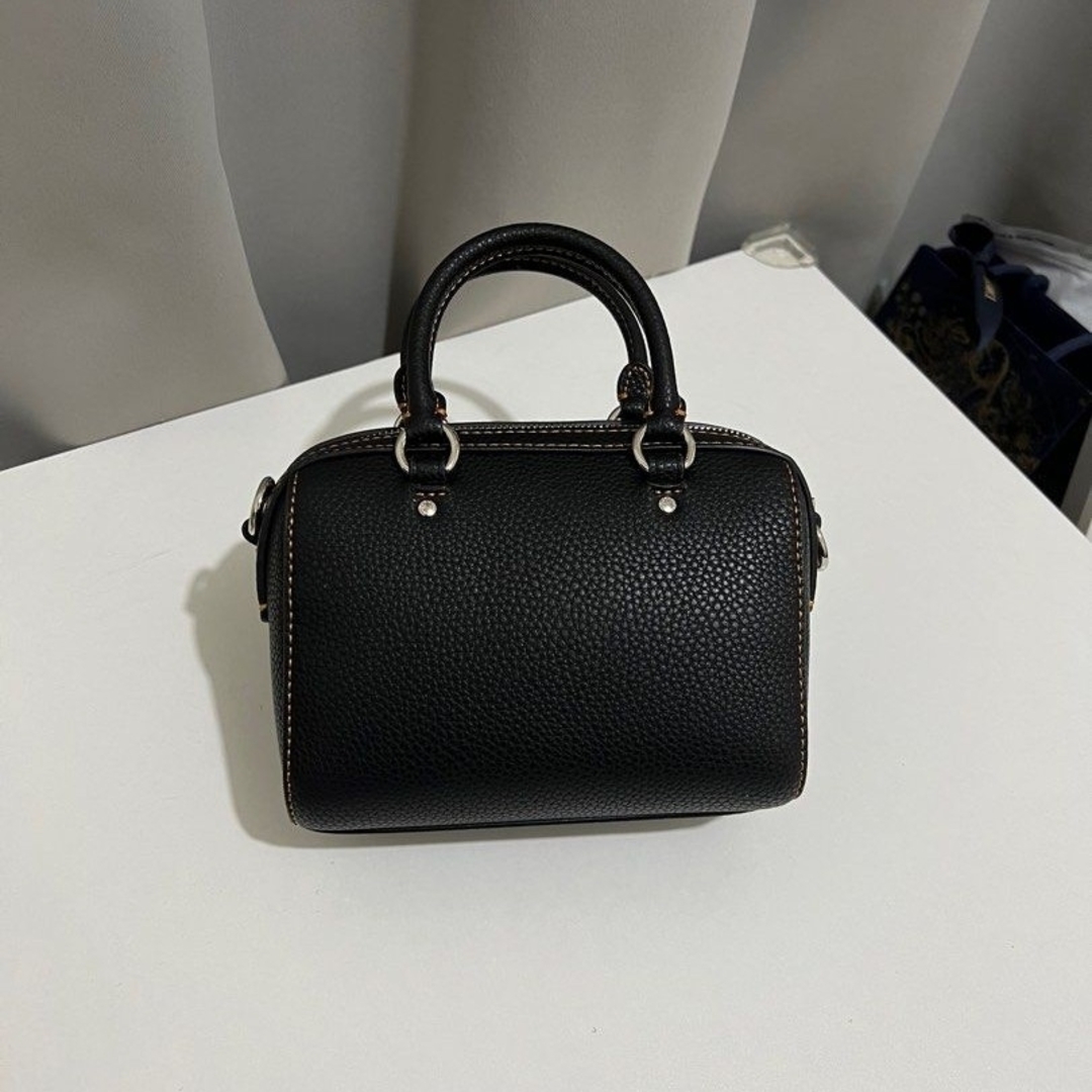 COACH(コーチ)の新品・ コーチ ミニ ローワン レザー クロスボディ ハッピー犬プリント レディースのバッグ(その他)の商品写真