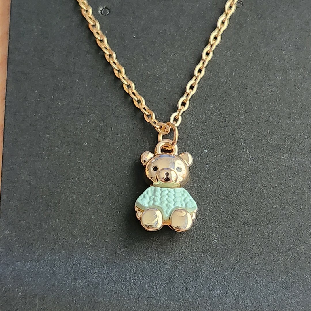 クマのネックレス　グリーン ハンドメイドのアクセサリー(ネックレス)の商品写真