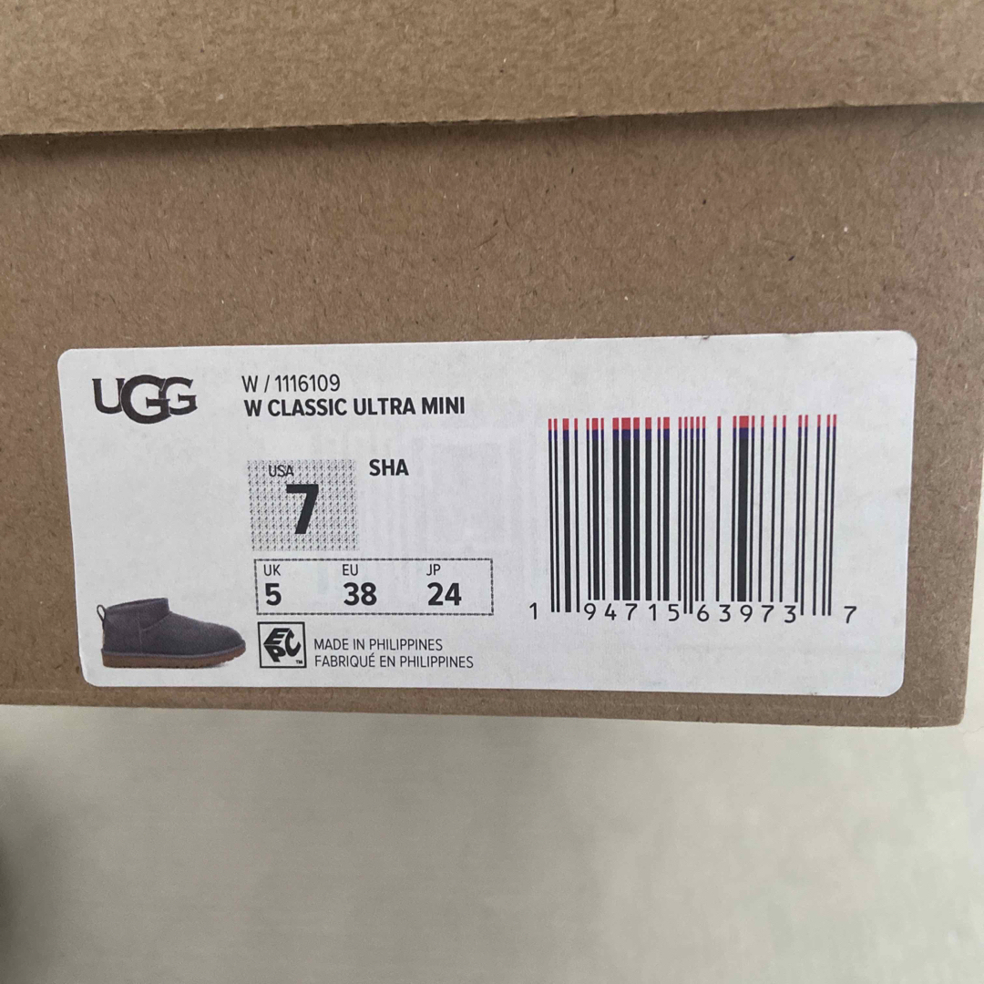 UGG(アグ)の限定色　新品未使用　UGG クラシックウルトラミニ シェイド　24cm グレー レディースの靴/シューズ(ブーツ)の商品写真