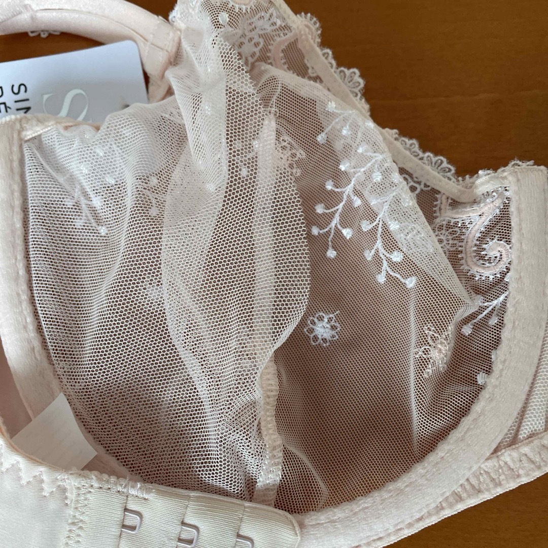 Simone Perele(シモーヌペレール)のシモーヌぺレールブラジャーE80.F80 レディースの下着/アンダーウェア(ブラ)の商品写真