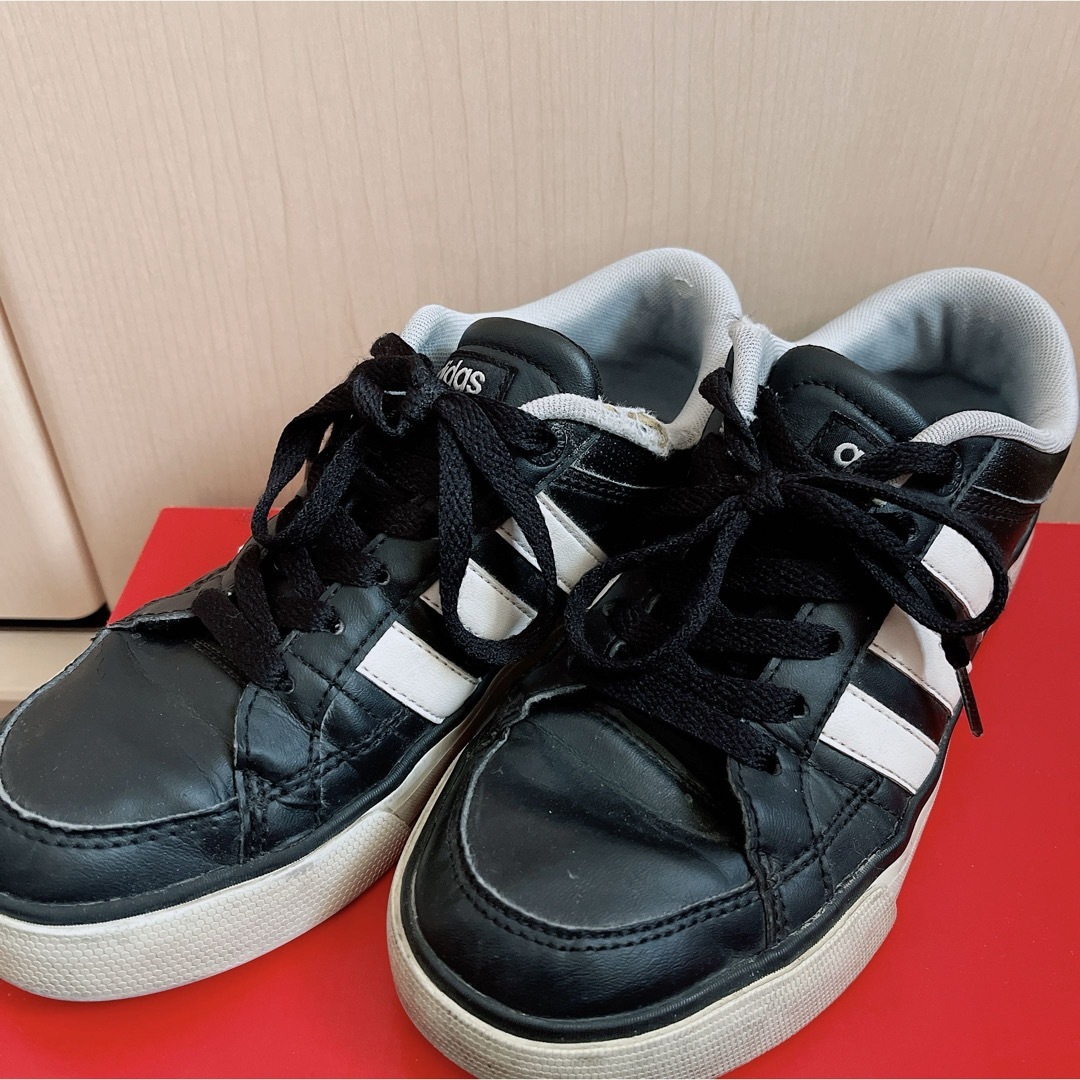 adidas(アディダス)の週末セール❣️ adidas アディダス  スニーカー 黒 23cm レディースの靴/シューズ(スニーカー)の商品写真